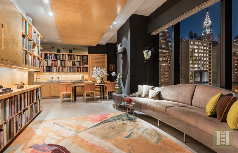 Vẻ sang trọng trong các căn hộ của khách sạn Trump hình ảnh 9 Trump World Tower ở số 845 United Nations Plaza, liền kề với trụ sở Liên Hiệp Quốc. Tòa nhà được trang trí bằng đá cẩm thạch, các cột trụ lớn và tường kính từ sàn tới trần. Người dân sống ở đây được hưởng các dịch vụ xa xỉ như đi xe limousine, sử dụng hầm rượu và spa riêng. Giá một căn hộ cao cấp là 13 triệu USD. Ảnh: Nymag.