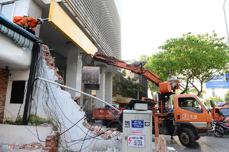 Chiều 6/3 ông Đoàn Ngọc Hải cùng trật tự đô thị, CSGT…ra quân lập lại trật tự vỉa hè. Trên đường Đinh Tiên Hoàng, đoàn kiểm tra phát hiện ở địa chỉ 45 ABCD có hai bức tường lấn vỉa hè. Một bức cao 4 m dài 4 m, một bức cao 2,5 m dài 2 m. Đoàn kiểm tra đã yêu cầu đại diện tòa nhà xuất trình giấy phép xây dựng nhưng người này không cung cấp được nên đoàn đã tiến hành cưỡng chế tháo dỡ cả hai. Vỉa hè đã trở nên thông thoáng hơn nhưng nhiều xe máy vẫn đậu tràn lan .