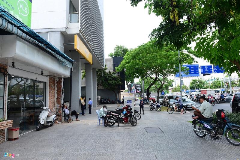 Chiều 6/3 ông Đoàn Ngọc Hải cùng trật tự đô thị, CSGT…ra quân lập lại trật tự vỉa hè. Trên đường Đinh Tiên Hoàng, đoàn kiểm tra phát hiện ở địa chỉ 45 ABCD có hai bức tường lấn vỉa hè. Một bức cao 4 m dài 4 m, một bức cao 2,5 m dài 2 m. Đoàn kiểm tra đã yêu cầu đại diện tòa nhà xuất trình giấy phép xây dựng nhưng người này không cung cấp được nên đoàn đã tiến hành cưỡng chế tháo dỡ cả hai. Vỉa hè đã trở nên thông thoáng hơn nhưng nhiều xe máy vẫn đậu tràn lan .