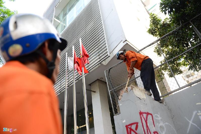 Một bức tường cao 2,5 m bị đập bỏ trả lại vỉa hè cho người đi đường.