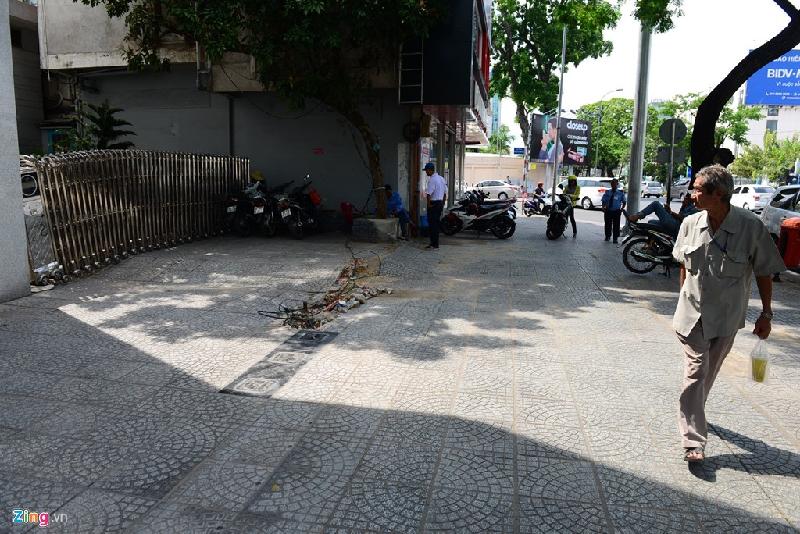 Một bức tường cao 2,5 m bị đập bỏ trả lại vỉa hè cho người đi đường.