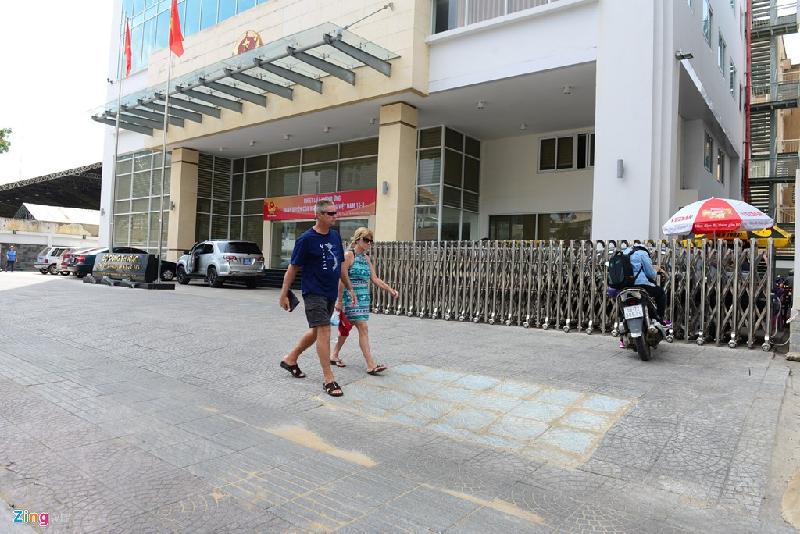 Trước đó trên đường Nguyễn Thị Minh Khai, đoàn kiểm tra đã đập bỏ một bức tường sát vách tòa nhà Bộ Công Thương đồng thời đập một bồn cây diện tích 2,5 m x1 m nằm trước tòa nhà Bộ Công Thương. Khoảng trống sau khi tháo dỡ bồn hoa được nhanh chóng lắp đầy bằng gạch cùng loại.