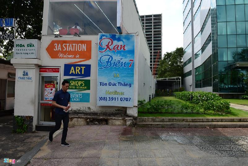 Biểu hiệu, bồn hoa trên đường Tôn Đức Thắng đã được tháo dỡ. Vỉa hè trở nên thông thoáng, gọn gàng.