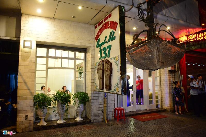 Khi đoàn kiểm tra đang lập biên bản tiệm massage Quỳnh Như trên đường Hàm Nghi. Chủ tiệm massage đã ra tranh luận rất dữ dội với Phó chủ tịch UBND quận 1 về việc lắp bảng hiệu lấn chiếm vỉa hè. Quan điểm của ông Đoàn Ngọc Hải là bản hiệu gây nguy hiểm cho người khiếm thị nên cho người tháo dỡ ngay. Đến nay, biển hiệu này cùng các biển hiệu khác dọc đường Hàm Nghi không tái phạm.