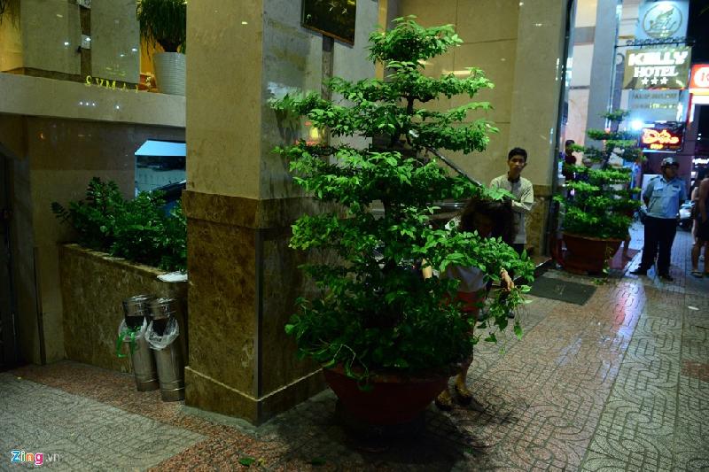 Trên đường Thủ Khoa Huân (phường Bến Thành), ông Hải chỉ đạo lực lượng chức năng lập biên bản các trường hợp người dân, doanh nghiệp để bảng đèn, cây cảnh, tượng đá trước các khách sạn ở khu vực này. Nhân viên bảo vệ và chủ khách sạn xin đoàn kiểm tra 30 phút để tự thu dọn cây cảnh giá trị song Phó chủ tịch quận 1 Đoàn Ngọc Hải vẫn yêu cầu thu giữ để đảm bảo công bằng.