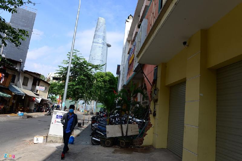 Chiều 10/3, phát hiện một bức tường lấn chiếm vỉa hè trên đường Huỳnh Thúc Kháng, Phó chủ tịch quận 1 Đoàn Ngọc Hải kiên quyết chỉ đạo đập bỏ. Ông Hải cho biết, lấn vỉa hè một tấc cũng đập.