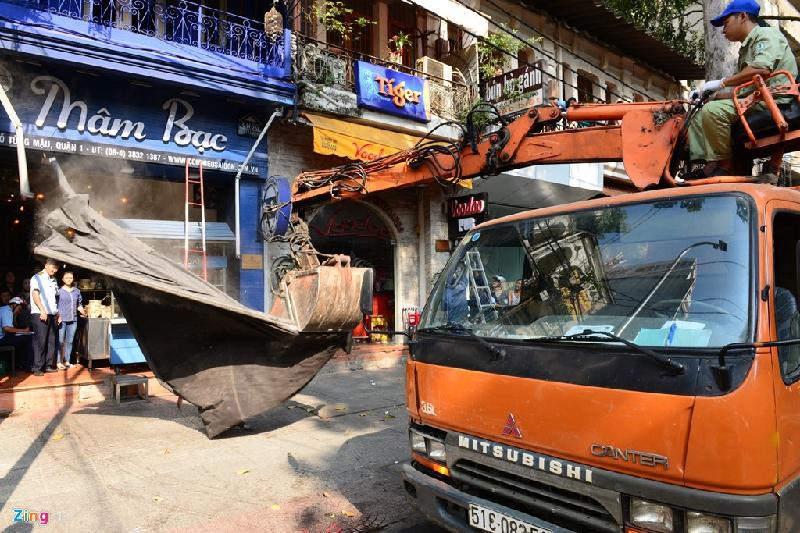  Cũng trong chiều 10/3, ông Hải cùng đoàn kiểm tra xử lý các bản hiệu, mái che chiếm vỉa hè trên đường Hồ Tùng Mậu. Đến nay khu vực này khá thông thoáng.