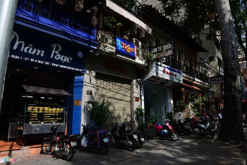  Cũng trong chiều 10/3, ông Hải cùng đoàn kiểm tra xử lý các bản hiệu, mái che chiếm vỉa hè trên đường Hồ Tùng Mậu. Đến nay khu vực này khá thông thoáng.