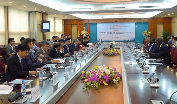 Tham dự và chủ trì Tọa đàm có Thứ trưởng Bộ TT&TT Việt Nam Phan Tâm; Bộ trưởng Viễn thông và Công nghệ Thông tin Angola José Cavarlho de Rocha, Quốc vụ khanh phụ trách Viễn thông Aristides Cardoso Frederico Safec, Đại sứ Angola tại Việt Nam và đại diện một số Cục, Vụ liên quan của Bộ Viễn thông và CNTT Angola; Về phía Việt Nam có Cục Tần số vô tuyến điện, Cục Viễn thông, Cục an toàn thông tin, Hiệp hội Internet Việt Nam, Hội Tin học Việt Nam và các doanh nghiệp Viễn thông, CNTT gồm VNPT, MobiFone, FPT và Công ty phần mềm Misa.
