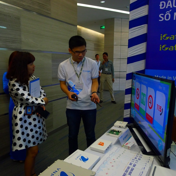 Các quan khách dự Hội nghị ngành Phát thanh – truyền hình 2017 rất thích thú trải nghiệm loạt sản phẩm phục vụ lĩnh vực truyền hình của VNPT Technology.
