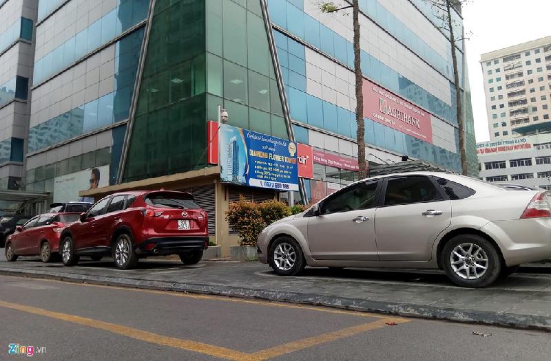 Xe đỗ tràn lan trên vỉa hè quanh các cao ốc, khách sạn hình ảnh 2 Ở một góc khác, phần vỉa hè cũng bị xế hộp choán gần hết lối của người đi bộ.