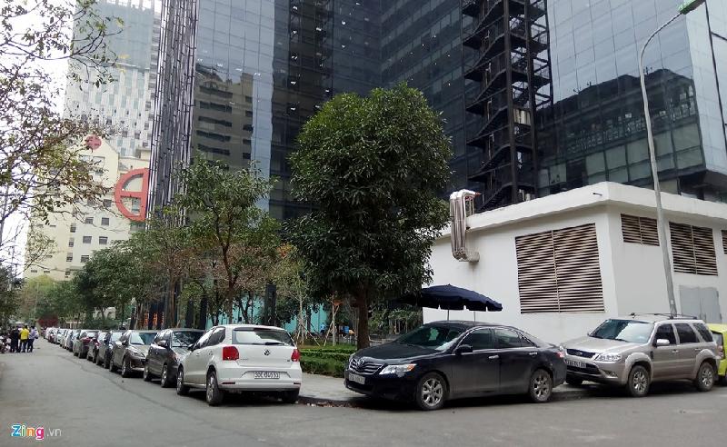 Xe đỗ tràn lan trên vỉa hè quanh các cao ốc, khách sạn hình ảnh 7 Khu vực này không được cấp phép làm bãi đỗ xe, không có biển báo và vạch kẻ được dừng đỗ.