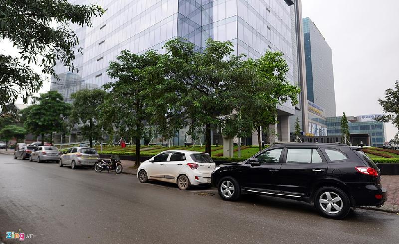 Xe đỗ tràn lan trên vỉa hè quanh các cao ốc, khách sạn hình ảnh 8 Cạnh tòa nhà Cục tần số vô tuyến điện (đường Trần Duy Hưng) hàng loạt ôtô, taxi đỗ trái phép dưới lòng đường.