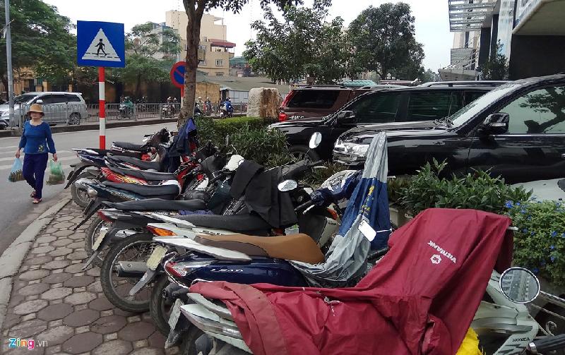 Xe đỗ tràn lan trên vỉa hè quanh các cao ốc, khách sạn hình ảnh 9 Trước cổng tòa nhà Hapulico (đường Vũ Trọng Phụng) xe máy, ôtô chiếm hết lối của người đi bộ.