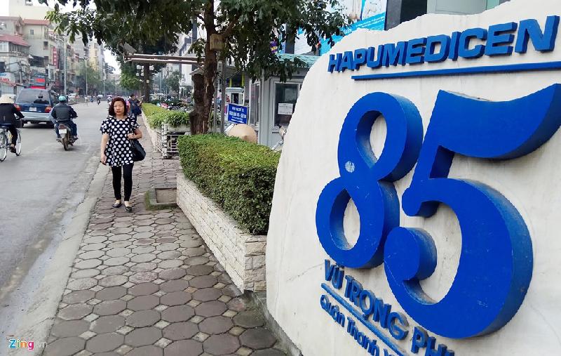 Xe đỗ tràn lan trên vỉa hè quanh các cao ốc, khách sạn hình ảnh 10 Phần bồn hoa tiểu cảnh được tòa nhà mở rộng ra ngoài vỉa hè, nên phần đường của người đi bộ bị thu hẹp.