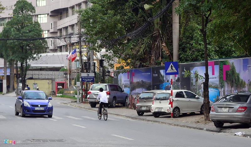 Xe đỗ tràn lan trên vỉa hè quanh các cao ốc, khách sạn hình ảnh 13 Bên cạnh khách sạn Thương Mại (25 Ngọc Khánh) một bãi xe tự phát cũng mọc lên.