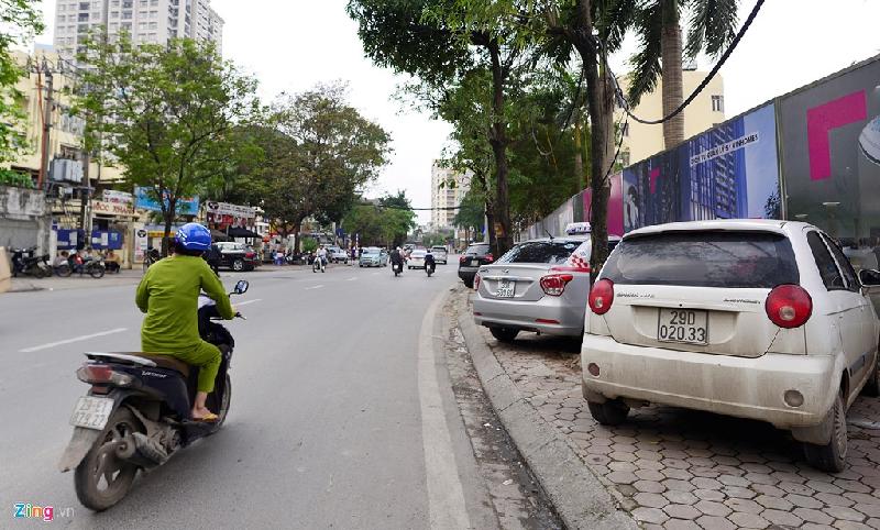 Xe đỗ tràn lan trên vỉa hè quanh các cao ốc, khách sạn hình ảnh 14 Một người dân sinh sống ở khu vực này cho biết chủ yếu là xe của khách nghỉ tại khách sạn. Vỉa hè khu vực này nhỏ, nên chỉ cần một chiếc ôtô đỗ là chiếm hết lối của người đi bộ.