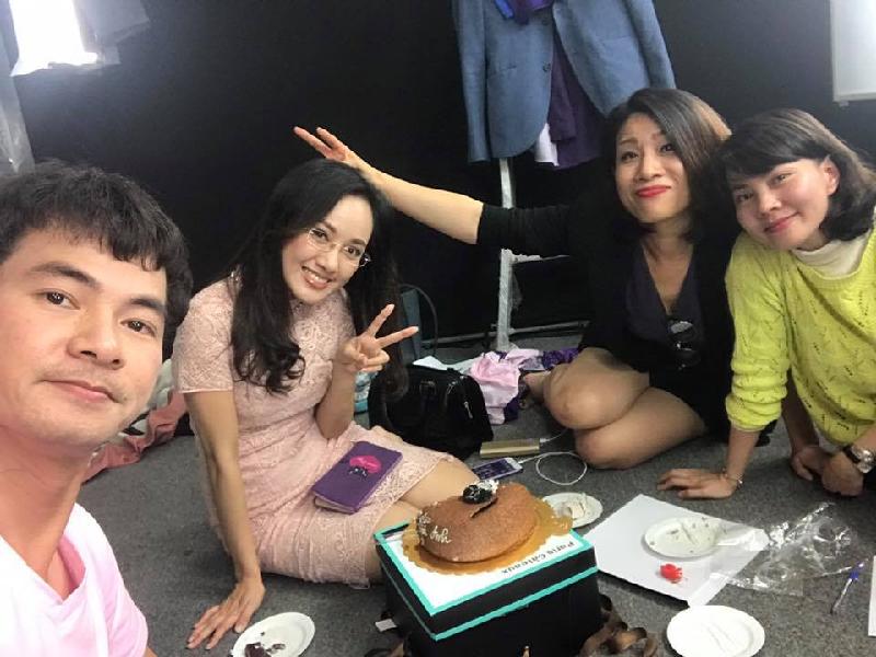 BTV Hoài Anh, Xuân Bắc, Hoài Anh, VTV Buổi tiệc sinh nhật được tổ chức ngay tại trường quay bởi lịch làm việc dày đặc. Tuy nhiên không vì thế mà buổi tiệc này mất đi phần ấm cúng và ý nghĩa. Có thể thấy BTV Hoài Anh đã có những khoảnh khắc cực kì vui vẻ bên những người bạn của mình.