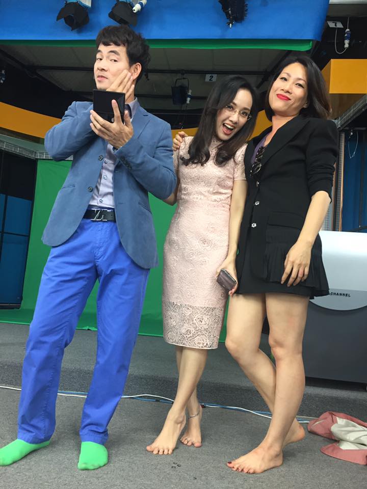 BTV Hoài Anh, Xuân Bắc, Hoài Anh, VTV BTV Hoài Anh chụp rất nhiều ảnh kỉ niệm bên những người đồng nghiệp thân thiết. Cô chân thành chia sẻ: “Trong trường quay mà tiếng cười cứ nổ ra kinh động. 20 năm trước và đến 20 năm sau chắc cũng khó có được một sinh nhật nổi loạn như thế trong cuộc đời mình”.