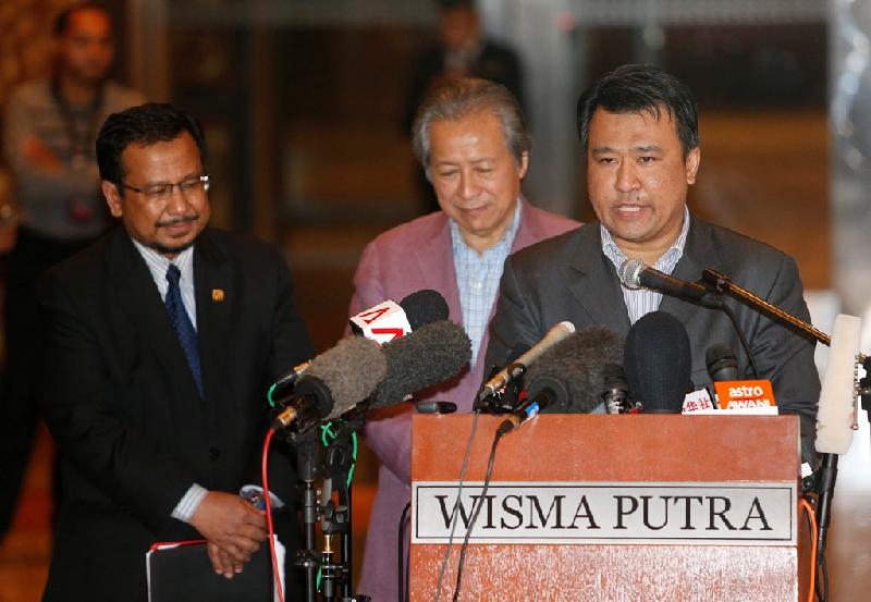 Ông Mohamad Nor Azrin (phát biểu), tham tán tại Đại sứ quán Malaysia tại Triều Tiên, cho biết tuy không được về nước, họ không bị đe dọa và vẫn được tự do đi lại. 