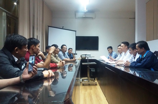 Người nhà đối thoại với bệnh viện vào tối 14/4. Ảnh: P.H.
