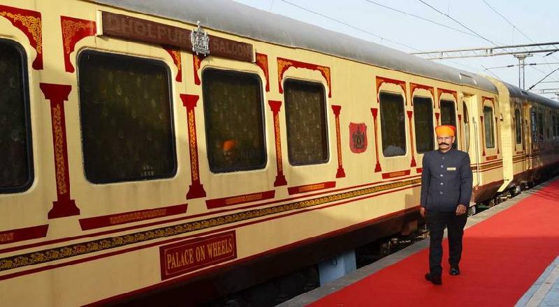 10 đoàn tàu xa xỉ nhất thế giới hình ảnh 17 Palace on Wheels, Ấn Độ: Đoàn tàu của Ấn Độ được khai trương lại vào năm 2009 với nội thất mới, tuyến đường được thay đổi và trải nghiệm ăn tối thượng hạng. Tàu có 23 khoang, đủ chỗ cho 104 khách. Mỗi khoang được đặt theo tên một bang cũ của Rajput, với bốn khoang hạng sang có Wi-Fi.