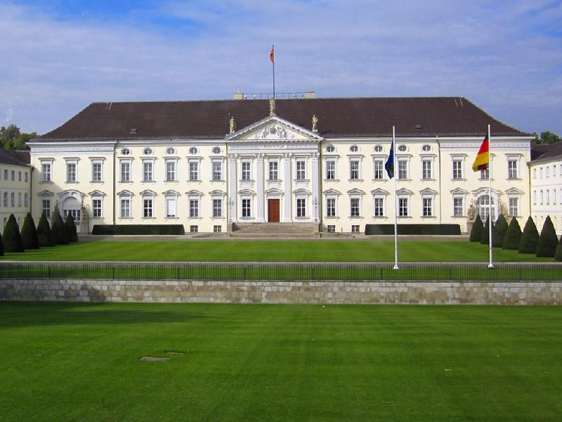 Nơi ở của các nguyên thủ quốc gia trên thế giới hình ảnh 17 Điện Bellevue ở trung tâm Berlin là nơi ở chính thức của các tổng thống Đức từ năm 1994. Tổng thống Frank-Walter Steinmeier đang sống ở đây. Công trình này được em trai út của Frederick Đại Đế xây dựng vào năm 1785, sau đó trở thành trường học dưới thời Kaiser Wilhelm II và là bảo tàng thời Đức quốc xã.