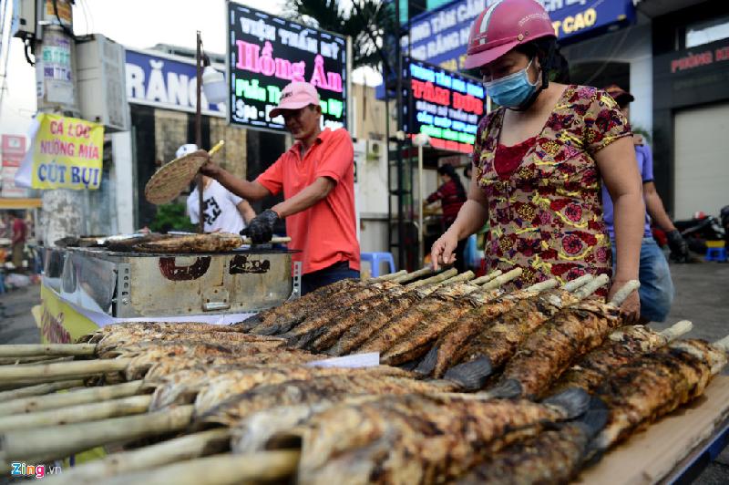 Cá lóc nướng trui ăn kèm rau sống, bánh tráng mỏng, bún tươi chấm kèm mắm nêm hay mắm me. Một phần cá lóc có giá từ 120.000 đồng. Ảnh: Lê Quân.