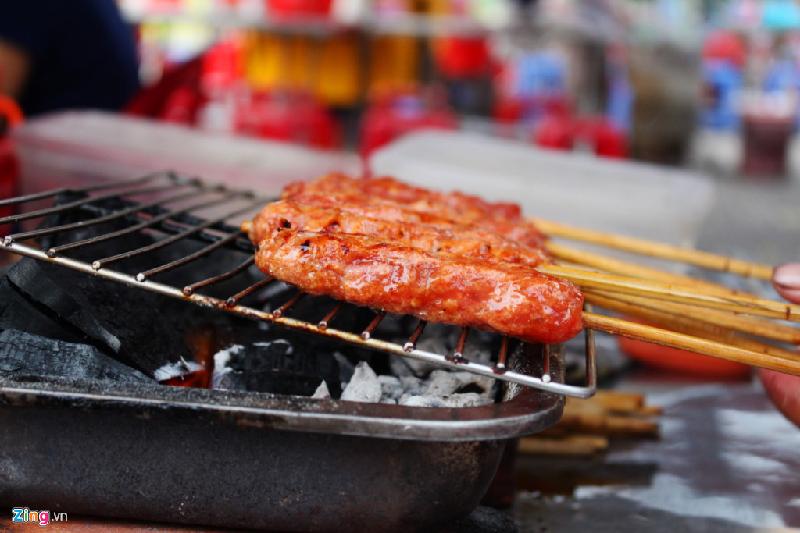 Nem nướng miền Tây có vị ngọt của đường. Theo chia sẻ của chủ một quán nem Long An gia truyền, để món ăn ngon, đầu bếp phải chế biến thịt heo mới ra lò.