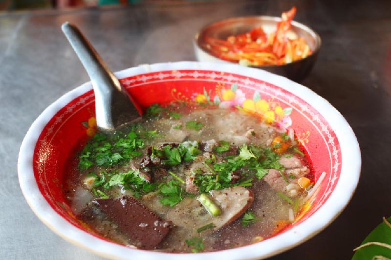 Cháo lòng: Thương hiệu cháo lòng nổi tiếng của miền Tây là Cái Tắc và Châu Đốc. Cháo thường được nấu theo phong cách sơn thủy (cái và nước phân rõ), ăn kèm bánh mì hay bún tươi.