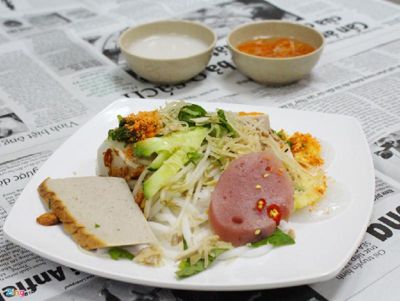 Bánh tằm bì là một trong những món ăn dân dã của miền Tây. Bánh có sự kết hợp giữa vị mặn của mắm, các loại chả, nem... và vị ngọt, béo của nước cốt dừa.
