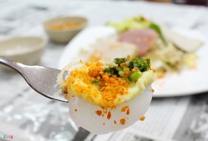 Bánh bèo thường được đổ bằng chén nhỏ, ăn kèm đậu xanh đánh nhuyễn, tôm chấy, hành phi, nước mắm chua ngọt và nước cốt dừa.