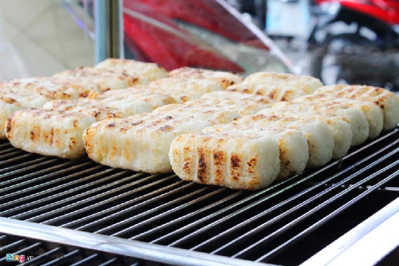 Chuối nướng: Chuối sứ (xiêm/mốc) chín rục, bọc trong một lớp nếp, cơm dừa mỏng, nướng trên nếp than. Chuối nướng ăn kèm nước cốt dừa và mè rang vàng.