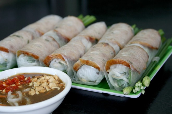 Nem cuốn có thành phần tương tự nem nướng, nhưng cách thưởng thức lại giống gỏi cuốn. Nem nướng chín, xắt mỏng, cuốn cùng các loại rau. Món này ăn kèm mắm nêm hay tương ngọt, đồ chua, đậu phộng...