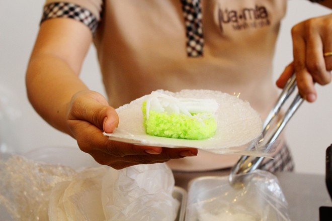 Bánh ống lá dứa được làm từ khoai mì cà nhỏ giống như gạo tấm, trộn với bột gạo nếp, xác dừa nạo theo tỷ lệ thích hợp. Hỗn hợp này được trộn với nước lá dứa để tạo màu xanh. Bánh được hấp chín bằng hơi nước.