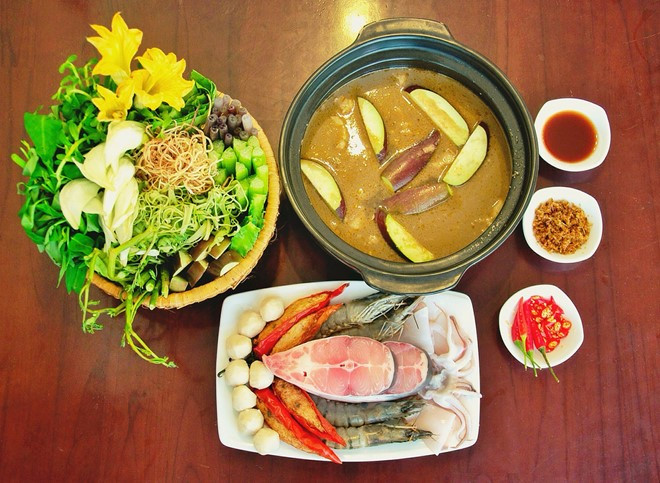 Lẩu mắm có vị thơm đậm đà vì nước dùng được nấu cùng mắm linh và mắm sặc. Món ăn này hấp dẫn thực khách với sự phong phú của các loại rau, nguyên liệu ăn kèm.