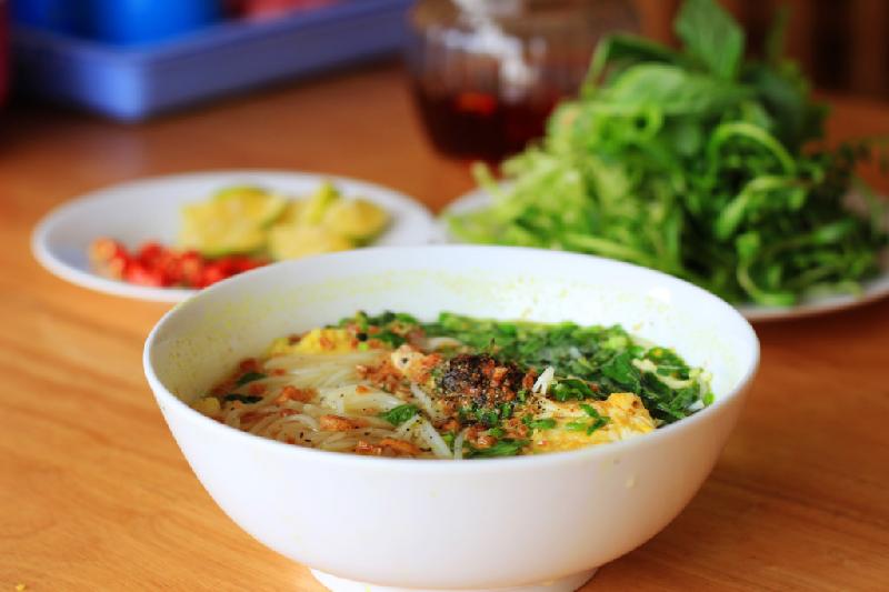 Bún cá lóc là một trong những đặc sản quen thuộc của miền Tây. Tùy địa phương hay sở thích của người nấu, món ăn này có tạo hình, nguyên liệu, hương vị khác nhau.