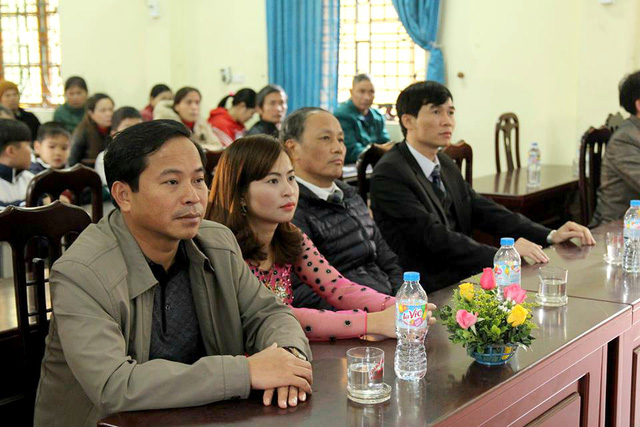 Buổi lễ trao diễn ra trang trọng, ấm áp với sự góp mặt của các đồng chí lãnh đạo địa phương, đại diện Phòng GD - ĐT huyện Hiệp Hòa và đại diện Công ty Điện lực Bắc Giang