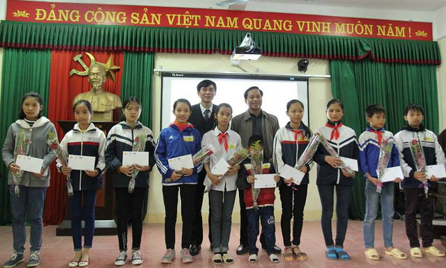 Mỗi suất học bổng trị giá 3 triệu đồng đã được trao tận tay các em học sinh trong buổi lễ
