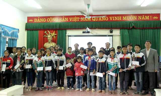30 em học sinh cùng lãnh đạo các ban ngành trong lễ trao học bổng