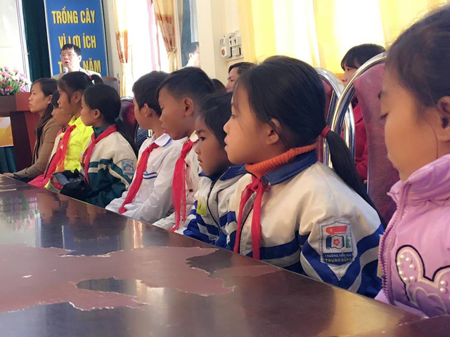 Các học sinh vinh dự nhận được học bổng từ chương trình học bổng Niềm Tin Việt trong buổi lễ trao  Chương trình học bổng Niềm Tin Việt do Quỹ Tấm lòng Việt - Đài THVN phối hợp cùng Tập đoàn Điện lực Việt Nam EVN tổ chức, đã trao mỗi suất quà trị giá 3 triệu đồng tới tận tay 40 em học sinh có hoàn cảnh đặc biệt nhưng đạt thành tích cao trong học tập, với mong muốn các em vững tin vào cuộc sống và khắc phục mọi khó khăn để vững bước trong con đường học tập của mình.