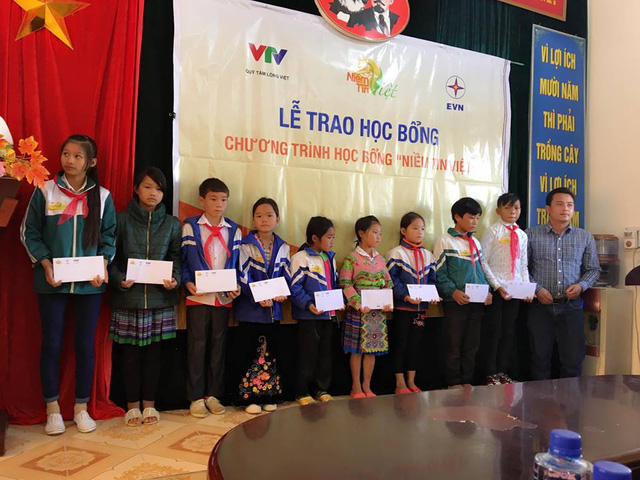 Lễ trao học bổng tại Lai Châu diễn ra trong không khí ấm áp, với sự có mặt của nhiều học sinh và phụ huynh tại địa phương  Chuyến thăm và trao quà cho các em học sinh tại Phong Thổ, Tân Uyên của tỉnh Lai Châu là một trong những chuyến thăm cuối cùng của chương trình học bổng Niềm Tin Việt trong năm 2016, tạm kết thúc hành trình đến với nhiều vùng quê trên cả nước như Thái Bình, Ninh Thuận, Bình Thuận, Sóc Trăng, Trà Vinh, Hà Tĩnh và Quảng Bình.