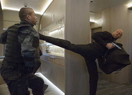 Lần này, “cựu phản diện” Deckard Shaw (Jason Statham thủ vai - ảnh phải) cũng bất bất ngờ đứng về phe chính diện.