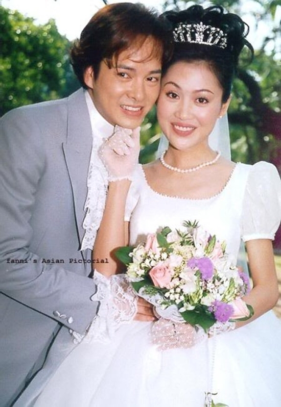 Tuy vậy ngoài đời, Trần Gia Huy và Lương Tiểu Băng lại là một cặp đôi hạnh phúc. Cả hai đã yêu nhau từ khi tham gia vào bộ phim Huynh đệ năm 1992. Đôi tình nhân này đã tổ chức đám cưới vào năm 2000, ngay trước thời điểm đóng chung trong Lương Sơn Bá - Chúc Anh Đài. Trong suốt 17 năm qua, cặp vợ chồng này vẫn cho thấy tình yêu ngọt ngào như hồi mới cưới và luôn bên nhau vượt qua những tin đồn thất thiệt của làng giải trí.