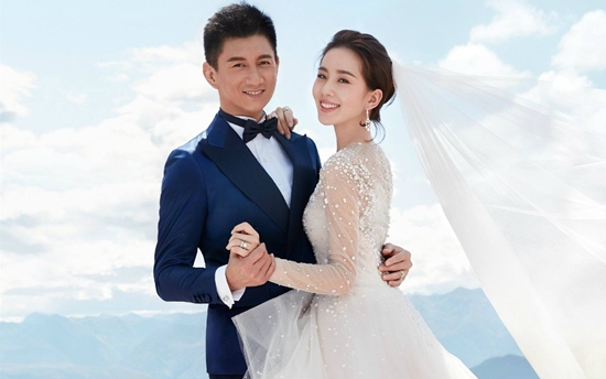 Thành công của Bộ bộ kinh tâm không chỉ giúp cho hai diễn viên này nổi tiếng mà còn đưa họ đến với nhau ngoài đời thực. Mối tình này đã nhận được sự ủng hộ từ các fan hâm mộ của cả hai. Năm 2016, Ngô Kỳ Long và Lưu Thi Thi đã nên duyên vợ chồng với một đám cưới xa hoa, lãng mạn. 