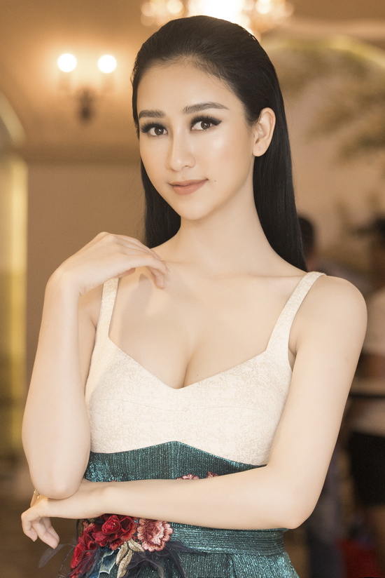 Á hậu 25 tuổi vừa tham dự buổi họp báo công chiếu một chương trình truyền hình mới với bộ đầm gợi cảm, khoe vòng một căng đầy.