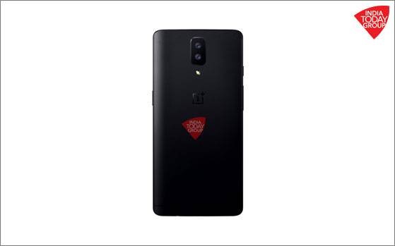 Những tin đồn trước đây cho rằng, chiếc OnePlus cao cấp của năm nay sẽ đi kèm với một ống kính kép 23MP ở mặt sau, và các hình ảnh rò rỉ này dường như đã khẳng định điều đó. Hơn nữa, chiếc smartphone này cũng sẽ có một đèn flash LED và logo OnePlus ở mặt sau. 