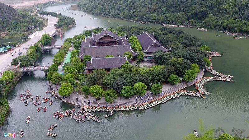 Nơi đây nước trong xanh, những hang động với lớp lớp nhũ đá lung linh kỳ ảo in đậm dấu ấn một thời của kinh đô Hoa Lư lịch sử.