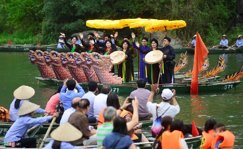 Lễ hội Tràng An năm nay diễn ra từ ngày 13-15/4. Ngoài việc được ngắm thiên nhiên, du khách tham dự sẽ đắm chìm trong các làn điệu dân ca được công nhận là di sản phi vật thể. Các nghệ sĩ phục vụ đến từ các tỉnh trong cả nước như hát then (Tuyên Quang, Phú Thọ), hát xoan (Phú Thọ), quan họ (Bắc Ninh), nhã nhạc cung đình Huế...