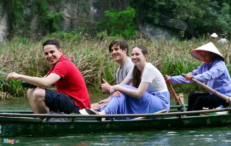 Nhiều du khách nước ngoài hòa cùng vào dòng người tham gia lễ hội sáng 15/4. Vé đi thuyền được niêm yết với giá, người lớn 200.000 đồng/vé, trẻ nhỏ 100.000 đồng/vé.